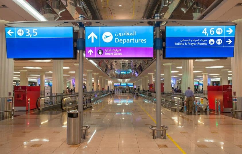 Abflugtafel am internationalen Flughafen Dubai