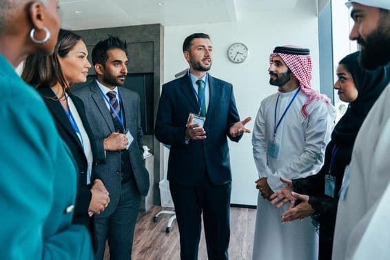 Multinationale Geschäftsleute stehen in einem Büro